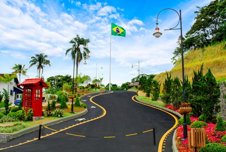 Outras atrações locais famosas são a Maria Fumaça, a Rua Torta, a Fazenda Santa Cecília e os Espaços do Artesão e do Agricultor.