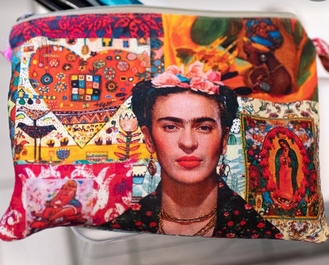 É comum encontrar objetos de uso pessoal e decorativos, como camisetas, canecas, chaveiros e almofadas, que trazem o rosto da artista estampado, com suas sobrancelhas grossas e estética florida.
