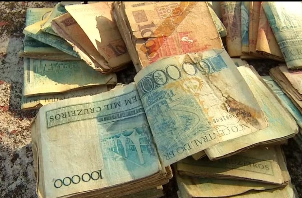 Se King encontrou um simples presente, em outubro de 2024 dois irmãos que vivem em Araguaína, no norte do Tocantins, descobriram 32 milhões guardados em mala que pertencia ao pai deles. Seria uma fortuna, não fosse um detalhe: o dinheiro é do século passado.