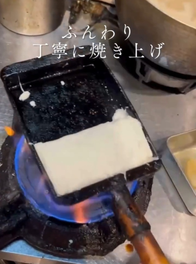 Mas o vídeo é verdadeiro e tem explicação. A coluna Fato ou Fake do G1 verificou que o próprio restaurante chamado Izakaya Maki explica o item do menu que ficou popular. 