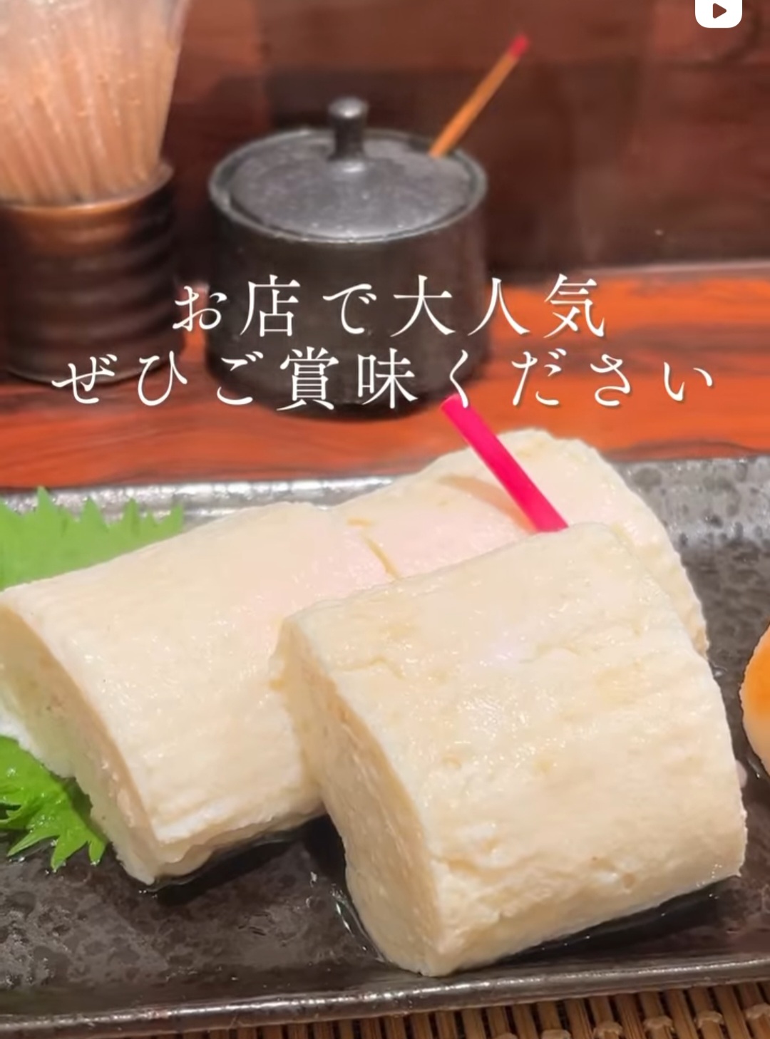 E a explicação é a seguinte: as galinhas da região são alimentadas com arroz e é por isso que os ovos acabam ficando com as gemas brancas