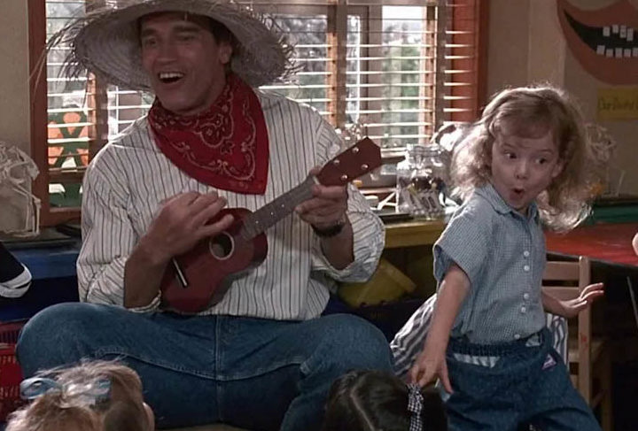 Durante uma investigação, o policial brutamontes disfarçado de professor, vivido por Arnold Schwarzenegger, acaba encontrando o jeito certo de dobrar os alunos e descobre seu talento para a educação. 