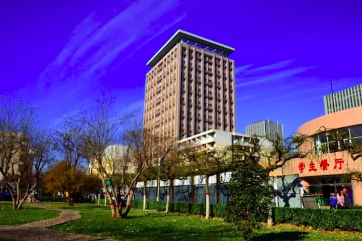 O crânio foi descoberto originalmente em 1933 por um operário em Harbin, mas permaneceu desconhecido da ciência por décadas até ser doado à Universidade GEO de Hebei. 