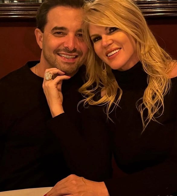 Dois meses depois de terminar com Castilho, a empresária assumiu um novo relacionamento com o advogado Amilton Augusto, com quem está junto até hoje.