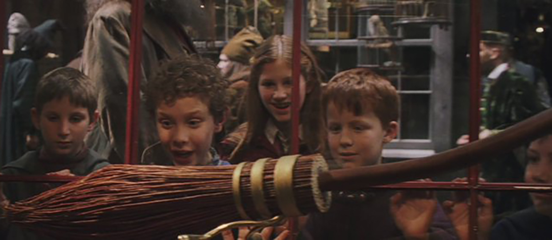 E a maior sensação, sonho de consumo dos bruxos, e que Harry ganha de presente da professora Minerva, é a vassoura Nimbus 2000. Vassoura de última linha, rápida e eficaz. 