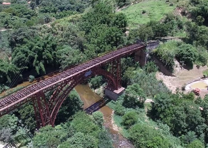 O Viaduto Ferroviário Paulo de Frontin, considerado o único viaduto de ferro em curva do mundo, é usado para a prática de rapel, bungee-jump e trilhas a pé.