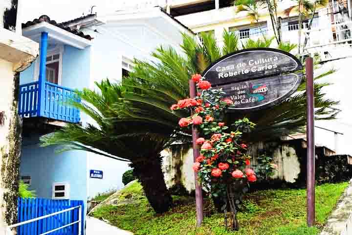 Um dos locais mais emblemáticos, por exemplo, é a Casa de Cultura Roberto Carlos, instalada no imóvel onde o Rei da Música Popular Brasileira passou a infância.