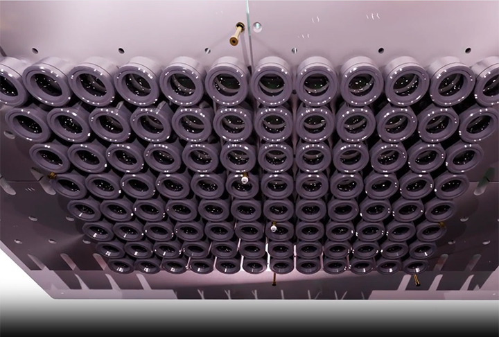 Anos depois, com desenvolvimento de algoritmo próprio, capaz de compilar um volume de dados na casa de terabytes em poucos minutos, surgiu o Multi Camera Array Microscope.  