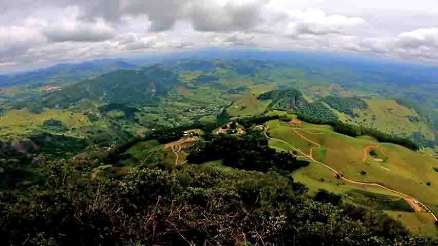 O Mirante da Pedra da Penha surpreende pelo visual voltado para a natureza. De lá, é possível avistar o vale do Rio Itapemirim e diversas montanhas ao redor.