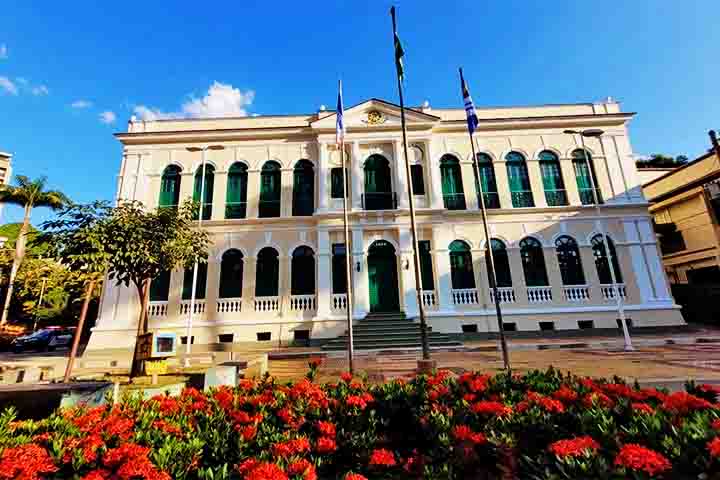 Entre os prédios históricos, o Palácio Bernardino Monteiro, antiga sede da prefeitura, chama atenção por sua arquitetura neoclássica. Hoje, abriga repartições públicas e é ponto de visita para quem aprecia história e patrimônio.
