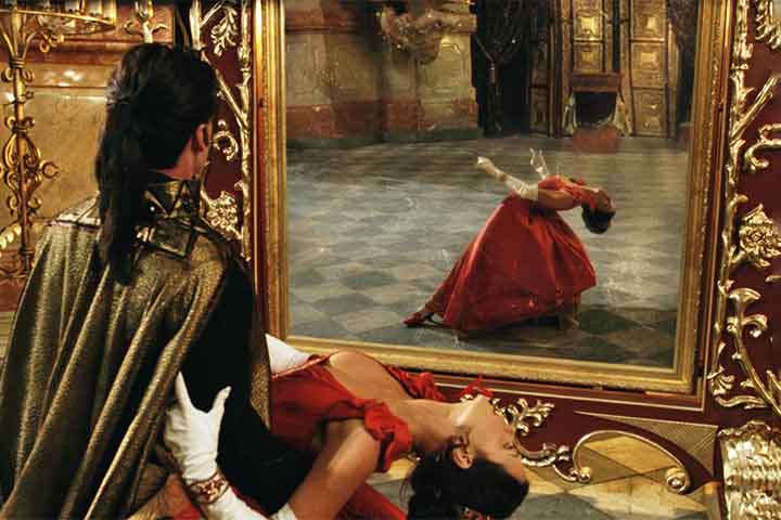 Vampiros - Nos filmes e livros, o personagem de caninos afiados não tem sua imagem refletida em espelhos. 