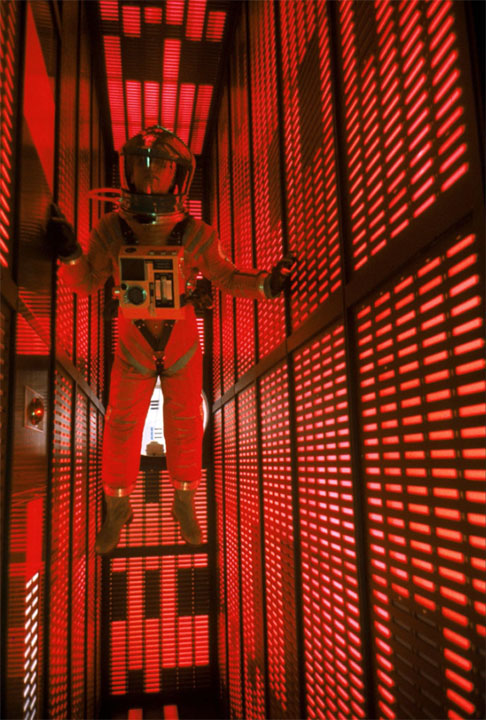 O robô, que inicialmente fica marcado por sua voz suave e tranquila, à medida que a história avança começa a tomar decisões independentes que ameaçam a segurança da tripulação.