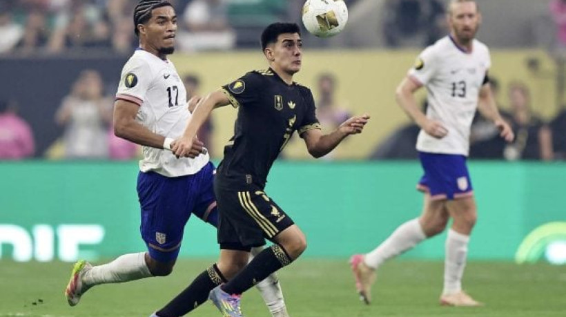 Mexicanos se isolam com 13 títulos da competição, e Raúl Jiménez faz homenagem a Diogo Jota, seu ex-companheiro no Wolves