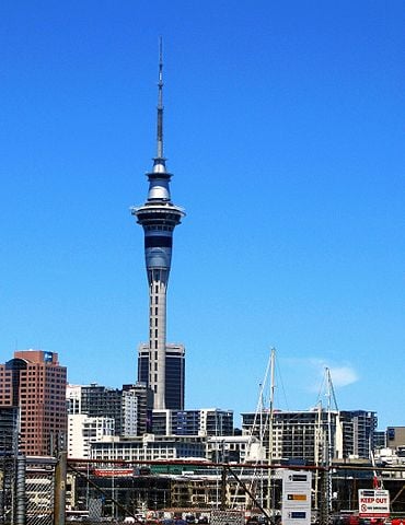 Sky Tower (1997)
Com 328 metros de altura, é o edifício mais alto do Hemisfério Sul e um dos símbolos de Auckland. Além de funcionar como torre de telecomunicações, oferece vistas panorâmicas e atividades radicais, como o SkyJump.