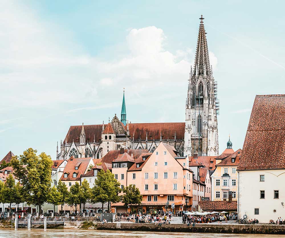 Regensburg (Alemanha) – Patrimônio da UNESCO, conhecida por sua catedral gótica e pelo bem preservado centro medieval.
