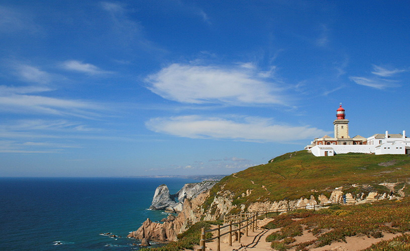 Cabo da Roca (Portugal) – O ponto mais ocidental da Europa continental, foi identificado por exploradores portugueses no século XV. Tem falésias dramáticas que atraem turistas e poetas, como Luís de Camões, que o mencionou em Os Lusíadas. Há um farol e uma placa simbólica no local.
