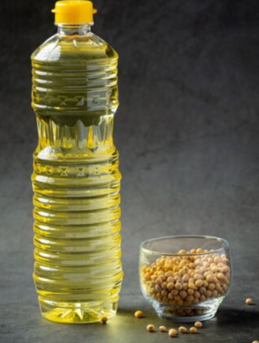 Óleo de Soja - É um dos óleos mais populares, rico em ácidos graxos poli-insaturados, como o ômega-6. Auxilia na saúde do coração e tem um custo acessível. É amplamente utilizado em frituras, refogados, bolos e no preparo geral de alimentos.