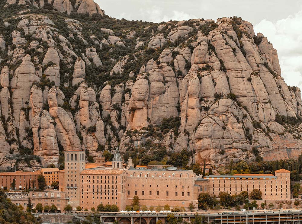 Essas regiões demonstram como cultura, história e geografia moldam identidades únicas, transcendendo fronteiras e desafiando as definições tradicionais de nação.
