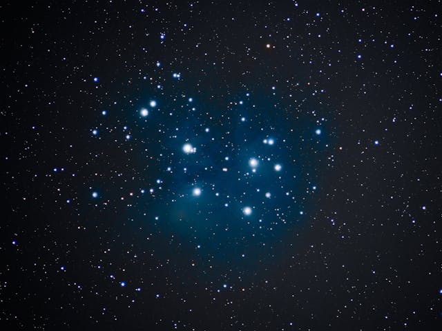 Órion: Uma das constelações mais reconhecíveis, especialmente por seu Cinturão de Órion formado por três estrelas alinhadas (Mintaka, Alnilam e Alnitak).  É conhecida popularmente como 'Três Marias'.