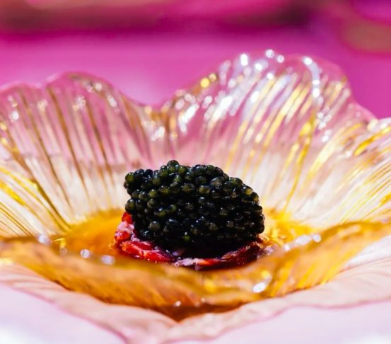 O menu do Sublimotion muda sazonalmente e apresenta uma variedade de pratos criativos e inovadores. Os pratos são preparados com os ingredientes mais frescos e da mais alta qualidade. 