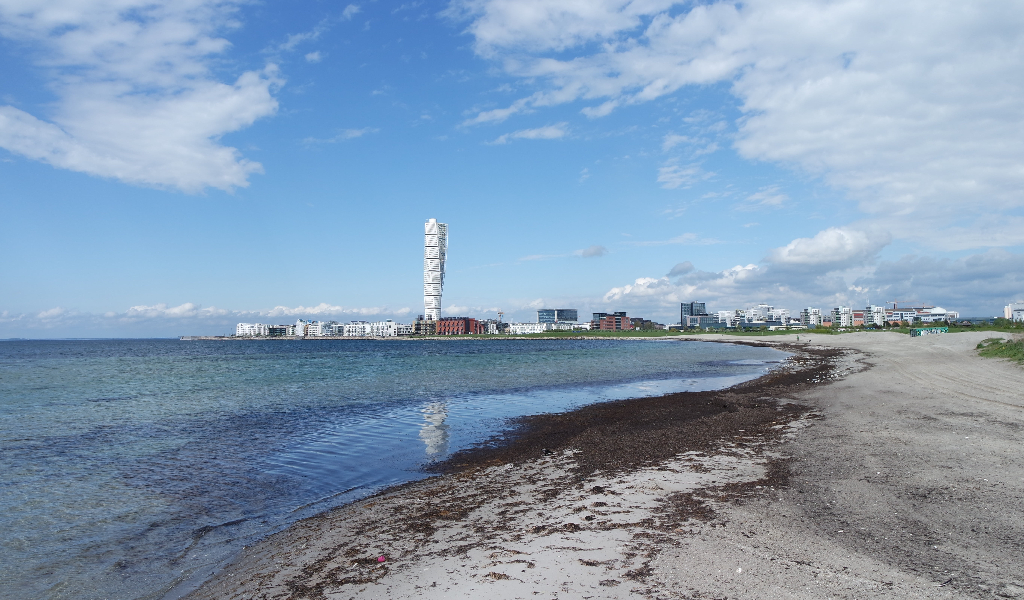 Escânia (Suécia) – Localizada no sul da Suécia, foi parte da Dinamarca até o século XVII e ainda mantém influências dinamarquesas no idioma e na cultura. A cidade de Malmö é um centro moderno, enquanto áreas rurais preservam tradições agrícolas e culinária diferenciada. O famoso Öresund Bridge liga a região à Dinamarca.