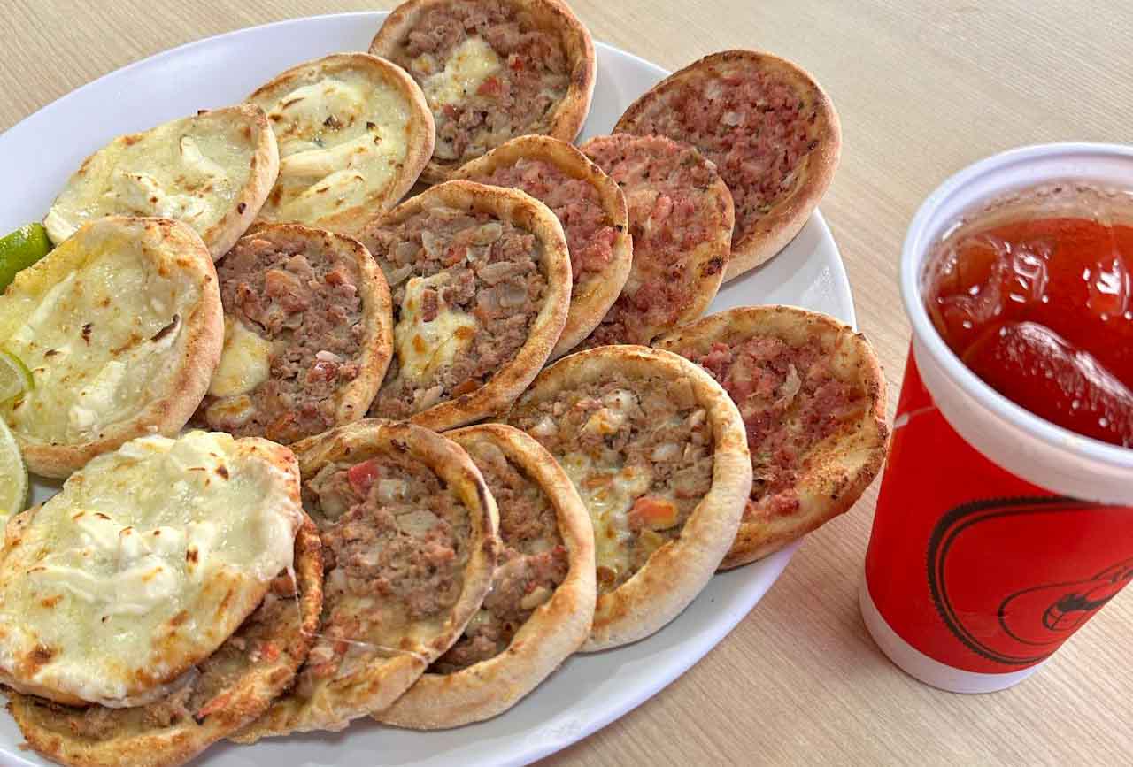 Esfiha (Síria e Líbano) – Massa assada aberta ou fechada, recheada com carne, queijo ou vegetais, de sabor equilibrado entre acidez e especiarias.