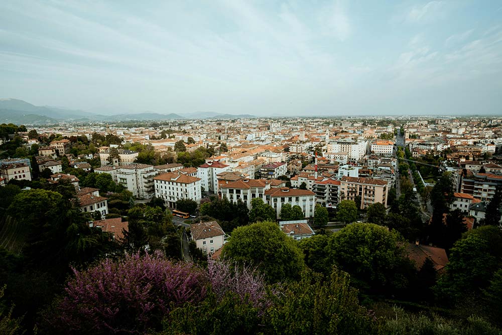 Gália Cisalpina (Itália) – Embora não seja mais uma unidade administrativa, o norte da Itália tem uma identidade distinta, com influências culturais que remontam aos antigos gauleses e romanos. Regiões como Lombardia e Piemonte possuem dialetos próprios e tradições que diferem do sul da Itália. Cidades como Milão e Turim são polos econômicos e históricos.