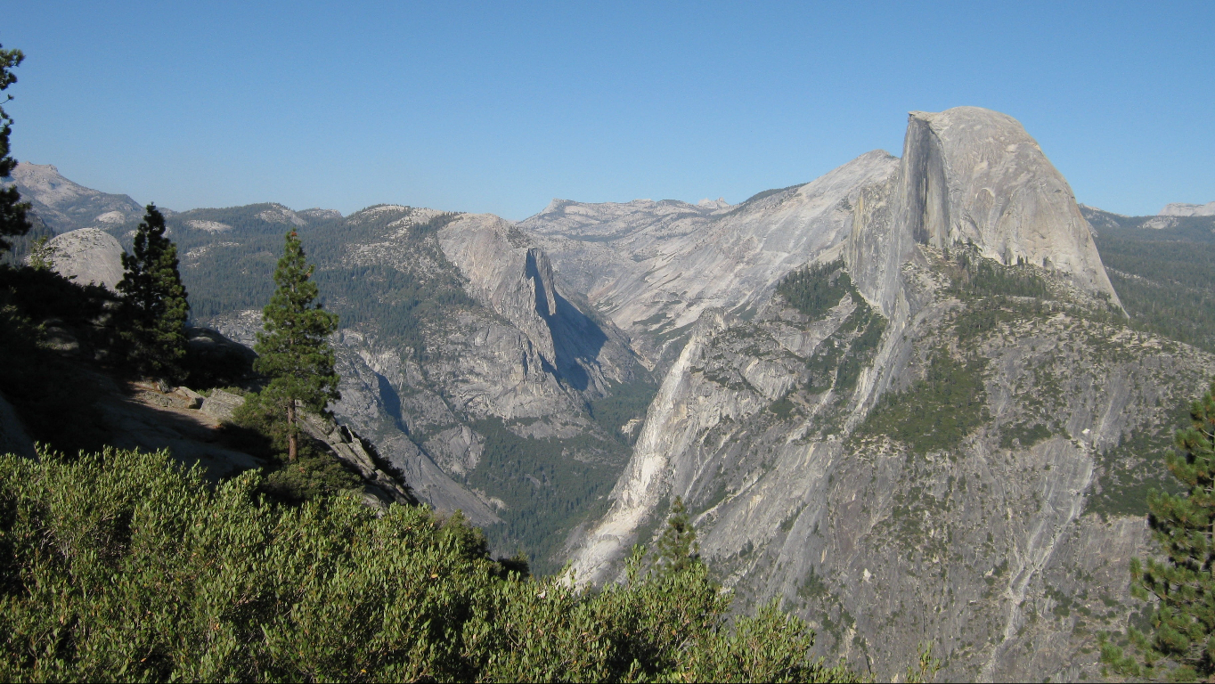 Half Dome (EUA) – No Parque Nacional de Yosemite, essa montanha tem um formato de cúpula cortada ao meio. Sua aparência distinta é resultado da erosão glacial. É um desafio para escaladores, e sua trilha íngreme atrai aventureiros do mundo todo.