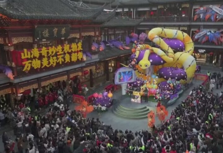 China: Com uma população de aproximadamente 1,4 bilhão, após décadas de políticas de controle de natalidade, o país agora enfrenta um declínio populacional e envelhecimento acelerado, impactando a economia e a estrutura social.
