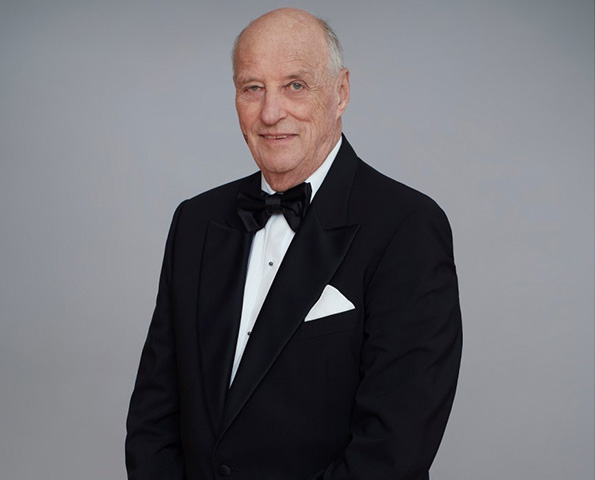 O atual monarca é o Rei Harald V, enquanto o Primeiro-Ministro, atualmente Jonas Gahr Støre, lidera o governo parlamentar. O rei é símbolo de unidade e continuidade, com um papel não político.