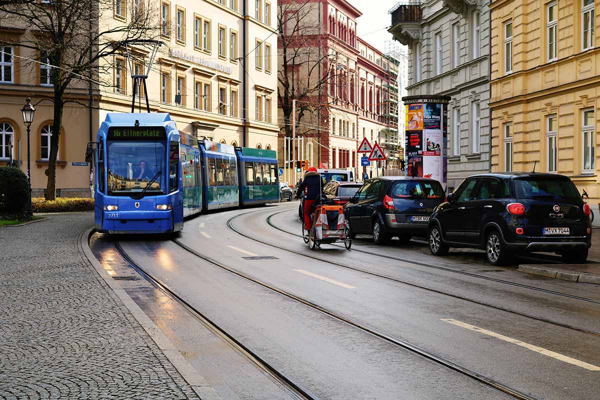 Baviera (Alemanha) – Região sul da Alemanha com forte identidade, conhecida por suas tradições folclóricas, cervejas e a Oktoberfest. Tem dialetos bávaros próprios e uma história que remonta ao antigo Reino da Baviera. Seu patrimônio inclui castelos icônicos como Neuschwanstein.
