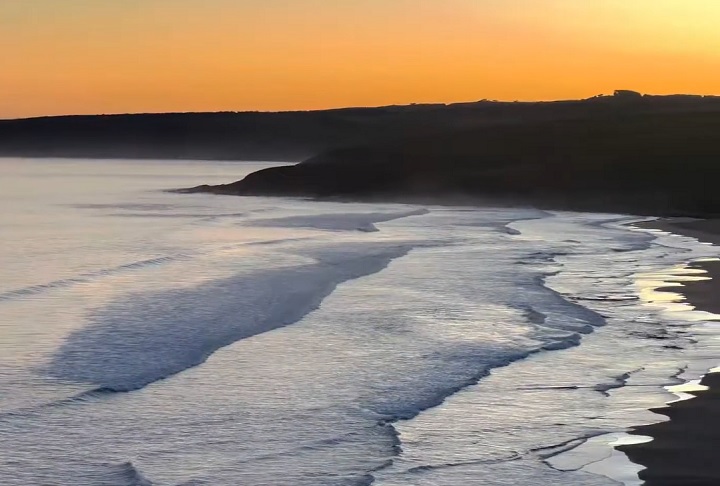 As duas praias ficam dentro do Parque Nacional de Newland Head, a cerca de 90 minutos de carro de Adelaide.