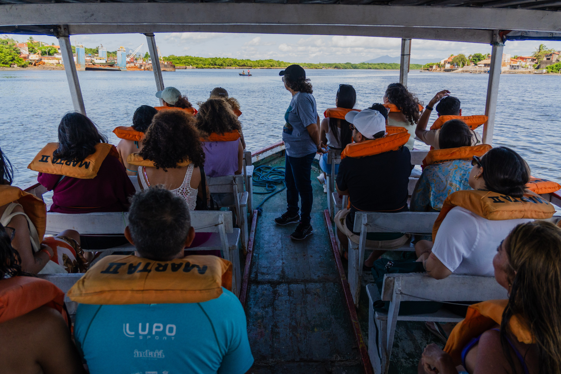 FORTALEZA, CEARÁ, BRASIL, 05-07-2025: Passeio de barco no Rio Ceará. A atividade faz parte do Festival Bora.  (Foto: Fernanda Barros/ O Povo)