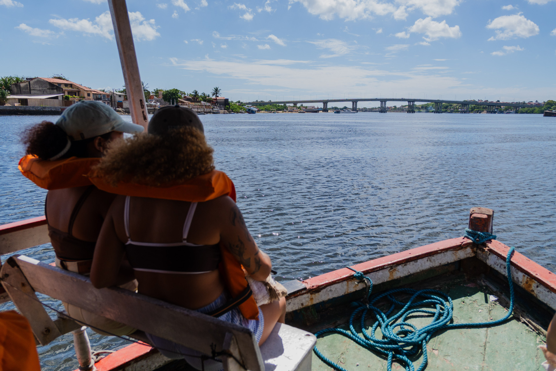 FORTALEZA, CEARÁ, BRASIL, 05-07-2025: Passeio de barco no Rio Ceará. A atividade faz parte do Festival Bora.  (Foto: Fernanda Barros/ O Povo)