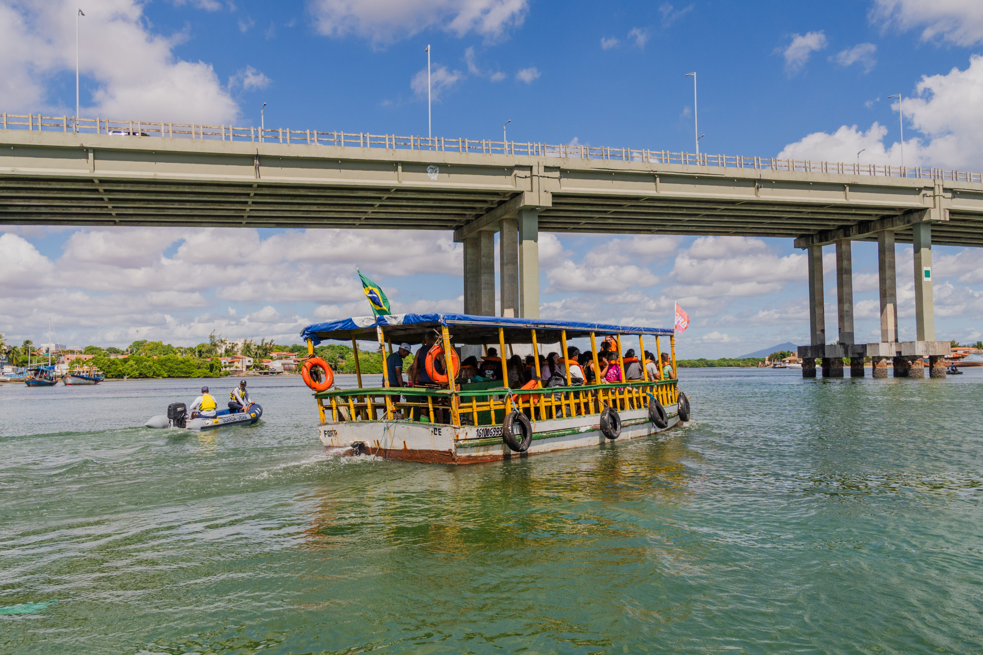 FORTALEZA, CEARÁ, BRASIL, 05-07-2025: Passeio de barco no Rio Ceará. A atividade faz parte do Festival Bora.  (Foto: Fernanda Barros/ O Povo)
