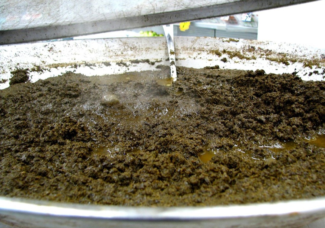 Maniçoba: Conhecida como a feijoada paraense, é feita com folhas de mandioca brava trituradas (maniva), cozidas por até sete dias. Mistura carnes salgadas, defumadas e frescas, sendo servida com arroz e farinha. Calorias: cerca de 250 kcal.