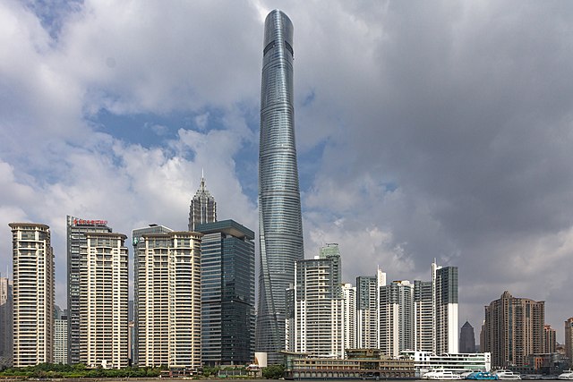 Torre de Xangai – Com 632 metros, é a segunda torre mais alta do mundo. Seu observatório oferece vistas panorâmicas incríveis da cidade. Abriga escritórios, hotéis e espaços comerciais de luxo.