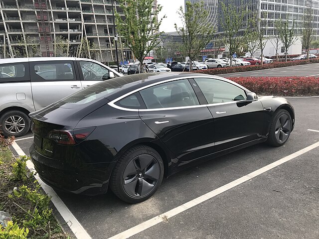 Indústria Automobilística – Polo de veículos elétricos e autônomos, com fábricas da Tesla e SAIC Motor. Inovação no setor impulsiona a economia e atrai investidores.
