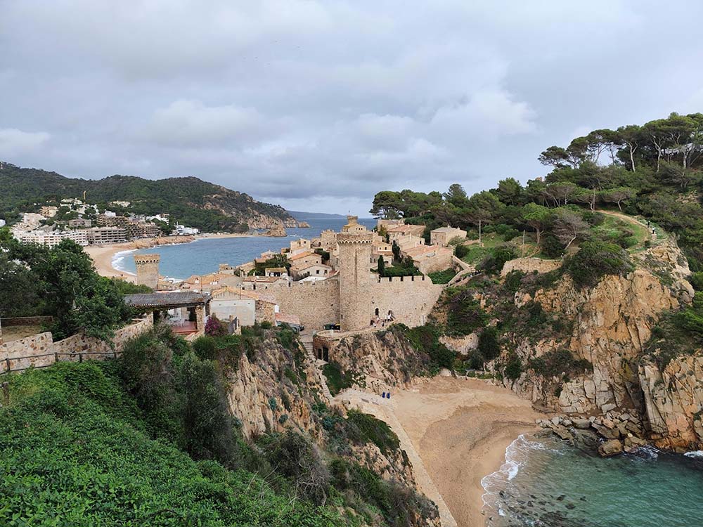 Catalunha (Espanha) – Região autônoma com língua e cultura próprias, abriga Barcelona e é um centro de arte e arquitetura modernista. Seus habitantes preservam tradições como os castells (torres humanas) e a festa de La Mercè. O desejo de independência ainda é um tema político forte.
