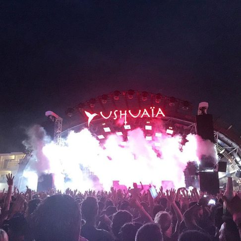 Ushuaïa: Este clube é conhecido por suas festas a céu aberto, shows e DJs internacionais renomados;