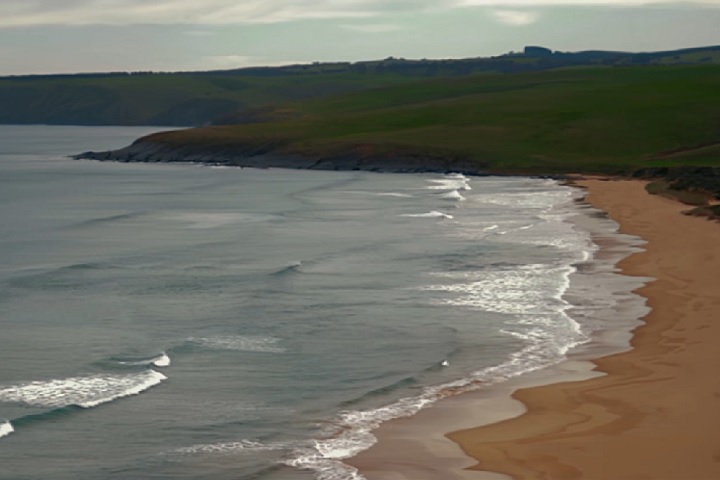 Não é recomendado que banhistas entrem no mar nessas praias devido às correntes marítimas perigosas e fortes ondas.