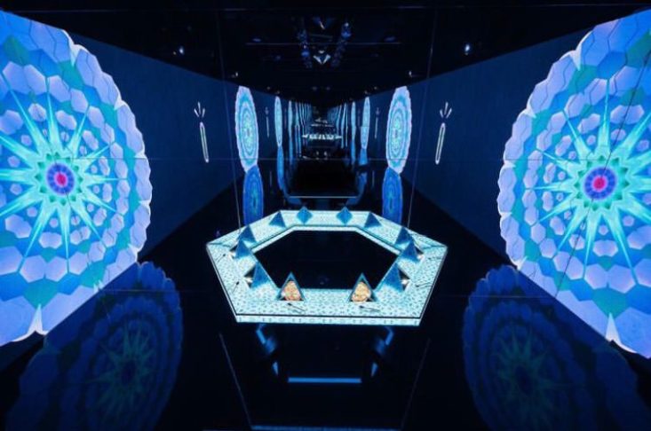 Mais precisamente, ele fica localizado no Hard Rock Hotel Ibiza e ganhou prestígio com a presença do renomado  chef Paco Roncero. O restaurante tem duas estrelas Michelin. 