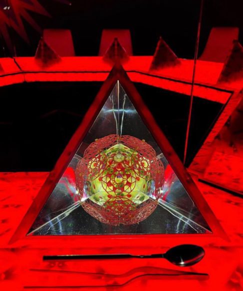 Uma das propostas do restaurante é proporcionar uma experiência gastronômica diferenciada e multissensorial, combinando arte, tecnologia, bons pratos e entretenimento.