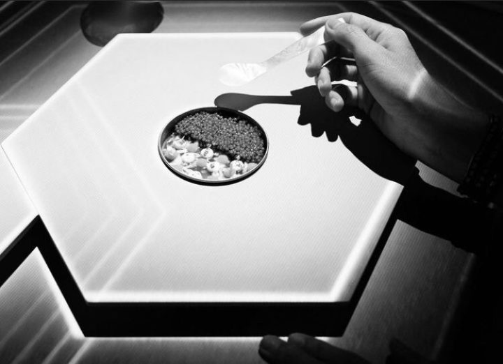 O lugar ganhou status de exclusividade extrema pois abre para funcionamento apenas no verão espanhol, ou seja, durante três meses do ano.