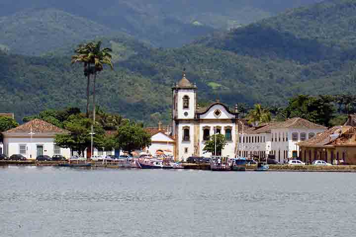 Visitar Paraty é mergulhar em uma mistura harmoniosa de passado e presente, cultura e natureza. Poucos lugares no Brasil conseguem equilibrar tão bem a preservação de seu patrimônio histórico com a valorização das belezas naturais ao redor.
