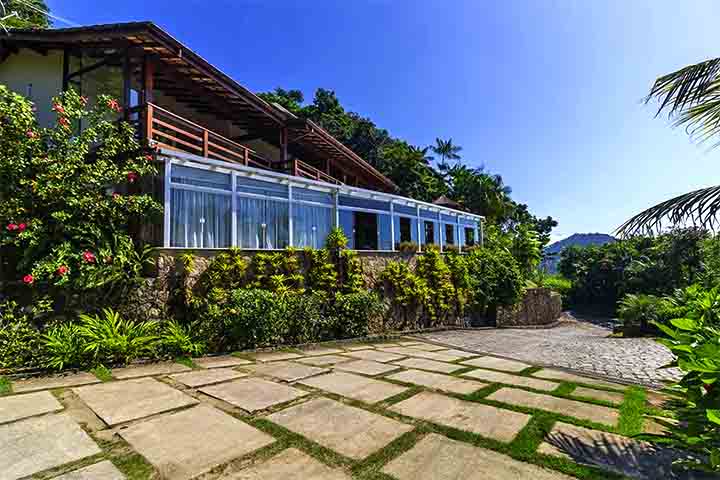 Durante os meses de maior movimento, como feriados prolongados e férias escolares, é aconselhável planejar a viagem com antecedência, já que a demanda por hospedagem e transporte aumenta consideravelmente.