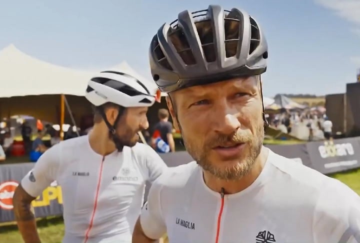 Ele estava na Cidade do Cabo gravando uma reportagem para o quadro Planeta Extremo, do Esporte Espetacular, quando caiu da bicicleta e bateu as costas.