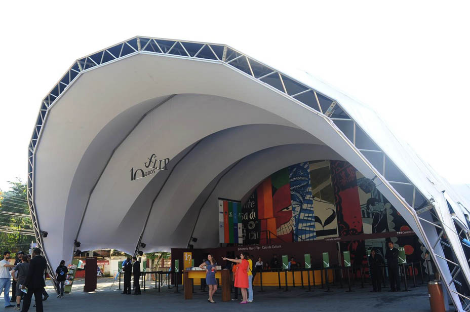 O cenário cultural é um dos pilares que sustentam a identidade de Paraty. Ateliês, galerias e apresentações musicais estão espalhados pelo centro histórico, formando um circuito criativo que valoriza o talento local.