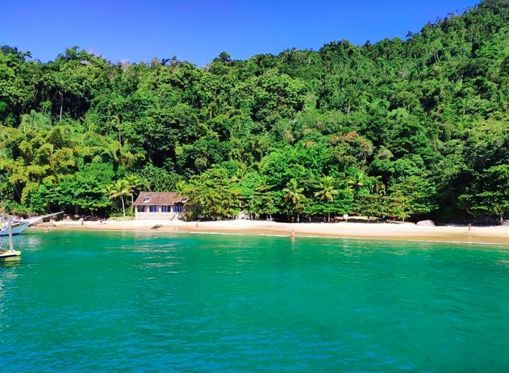 Mas Paraty não é só história. Seu entorno natural é um atrativo à parte. A cidade está integrada à chamada Costa Verde, uma região que combina o verde intenso da Mata Atlântica com o azul do mar.