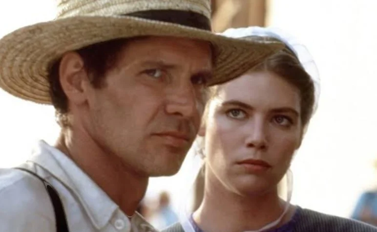 O filme A Testemunha, com o ator Harrison Ford, mostra o modo de vida dos amish nos Estados Unidos. Homens usando ternos e chapéus pretos e mulheres com a cabeça coberta por um capuz branco e com um vestido preto.